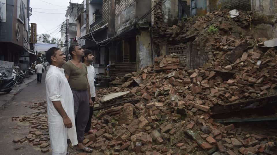 Meerut: Woman dies after house roof collapses in Lisarigate; daughter and granddaughter in critical condition;