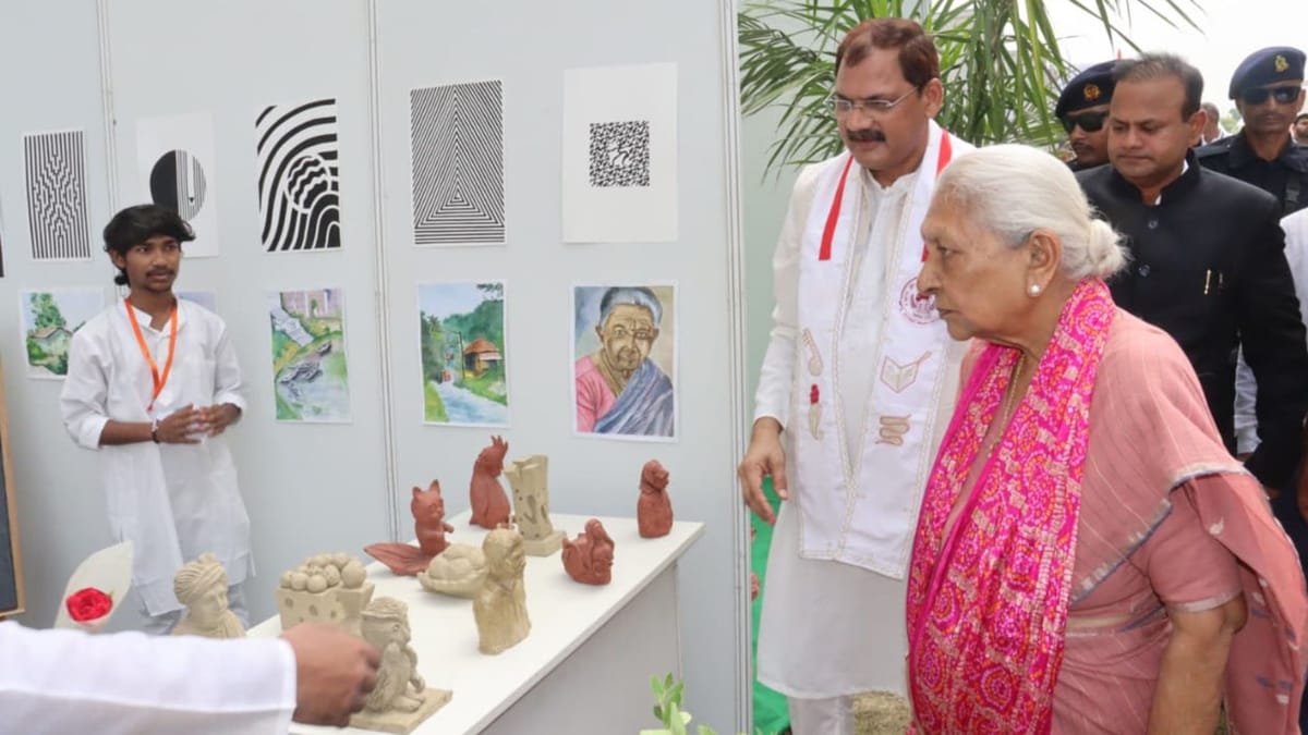 दीक्षांत समारोह: डिग्री के साथ रोजगारपरक कौशल भी सीखें विद्यार्थी, आनंदीबेन पटेल ने विद्यार्थियों को दी बधाई