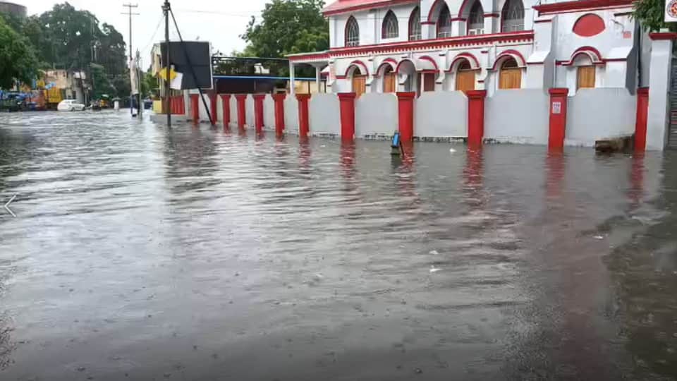 Meerut Rain: Heavy Rain Causes Waterlogging Across City, Kanwariyas Perform Jalabhishek Amid Downpour