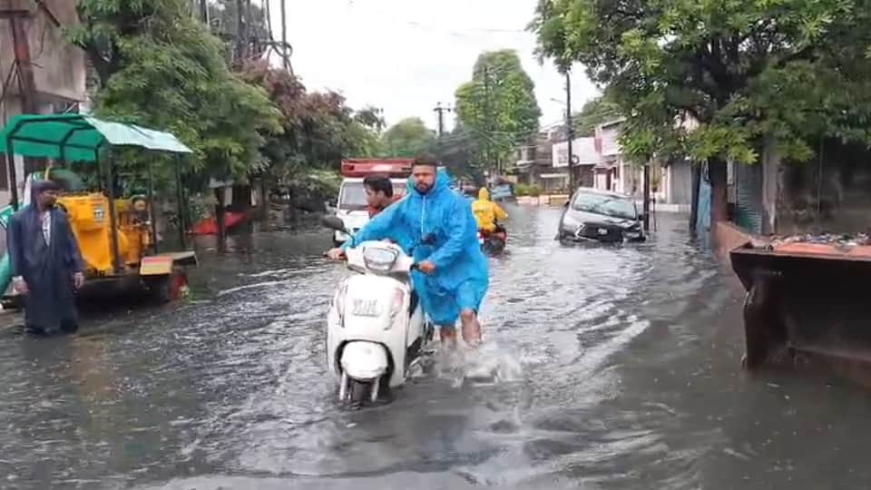 Meerut Rain: Heavy Rain Causes Waterlogging Across City, Kanwariyas Perform Jalabhishek Amid Downpour