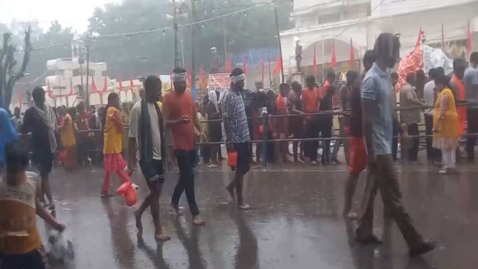 Meerut: Heavy Rain Brings Quick End to Kanwariya Queue at Augharnath Temple by 10 AM