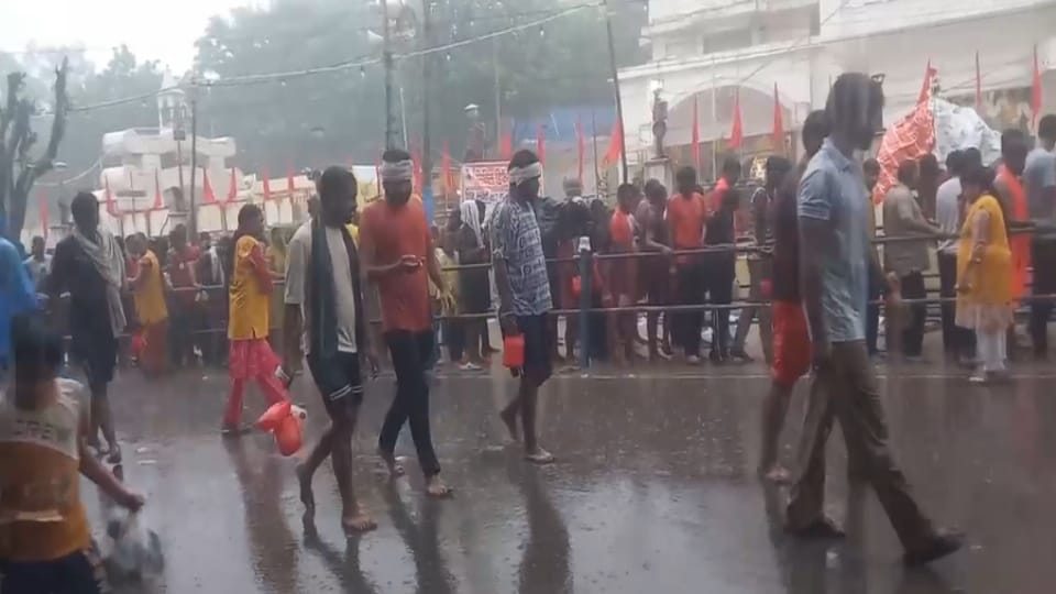 Meerut: Heavy Rain Brings Quick End to Kanwariya Queue at Augharnath Temple by 10 AM