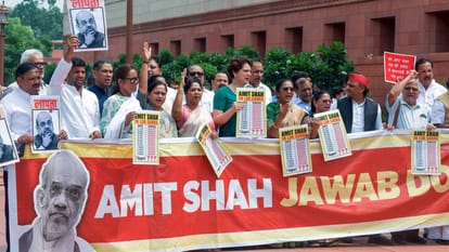 संसद परिसर में विरोध प्रदर्शन करते विपक्षी सांसद
