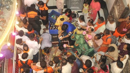 औघड़नाथ मंदिर में जलाभिषेक करते श्रद्धालु।