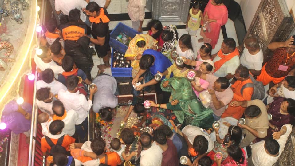 Shivratri: 75,000 devotees performed *Jalabhishek* at Aughadnath Temple, averaging 60 devotees per minute