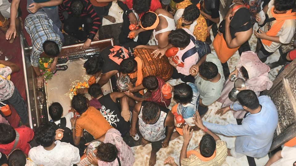 Meerut: A saffron tide surged at Aughadnath Temple; by evening, 2.5 lakh Shiva devotees performed *Jalabhishek