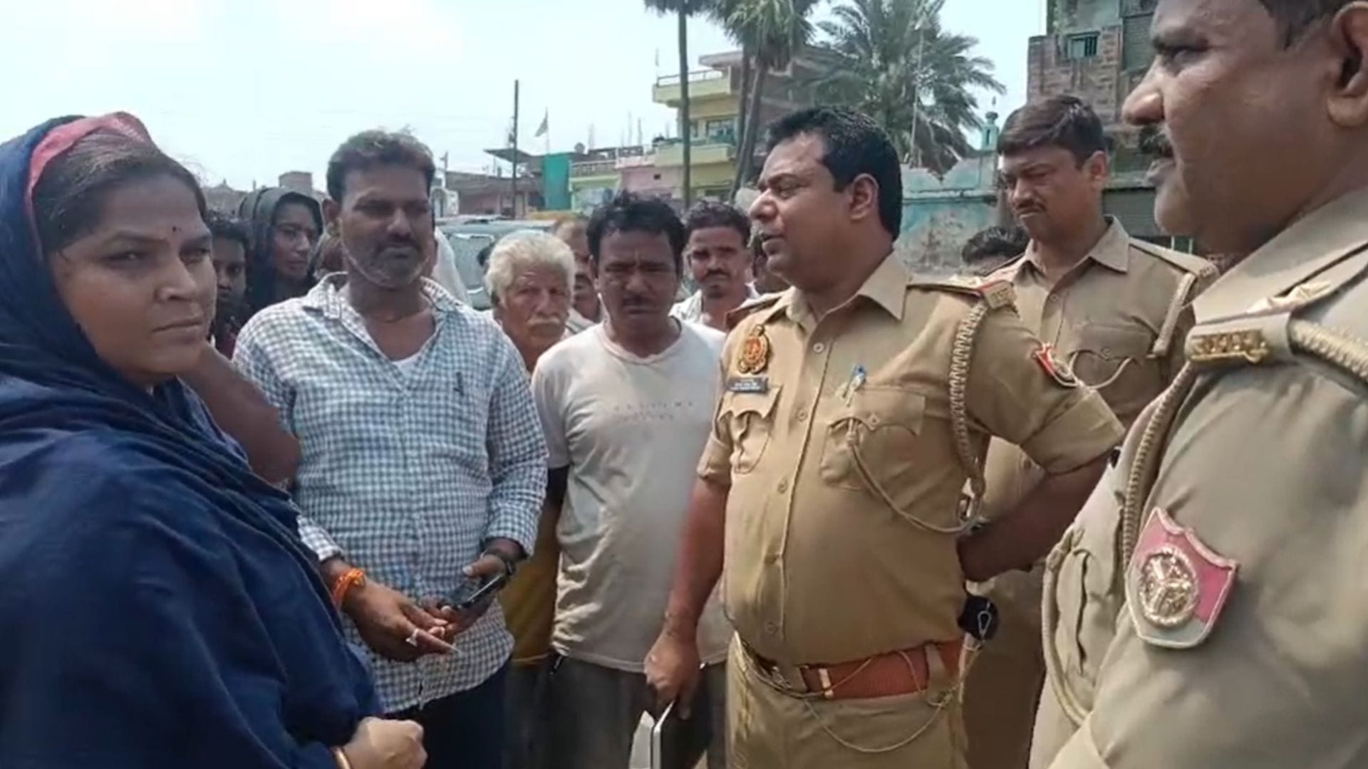 पूछताछ करती पुलिस