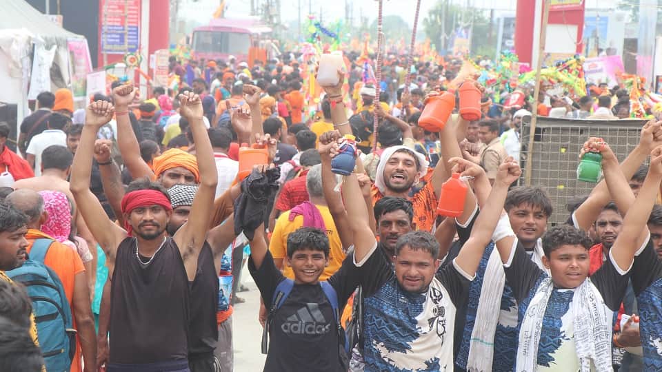 Baghpat: By evening, 20 lakh devotees performed *Jalabhishek* at Pura Mahadev; a three-kilometer-long queue