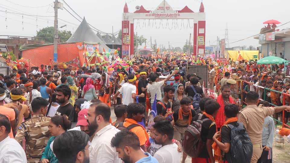 Baghpat: By evening, 20 lakh devotees performed *Jalabhishek* at Pura Mahadev; a three-kilometer-long queue