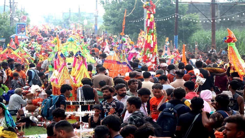 Baghpat: By evening, 20 lakh devotees performed *Jalabhishek* at Pura Mahadev; a three-kilometer-long queue