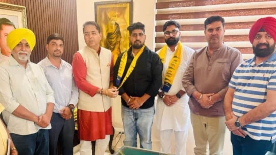 Jalandhar Youth Congress leader Anshuman Kalia joins Aam Aadmi Party