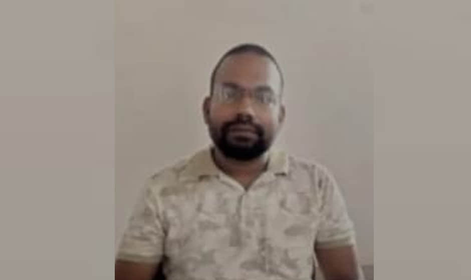 UP: Anti-Corruption Bureau catches Sub-Registrar's office clerk accepting a bribe