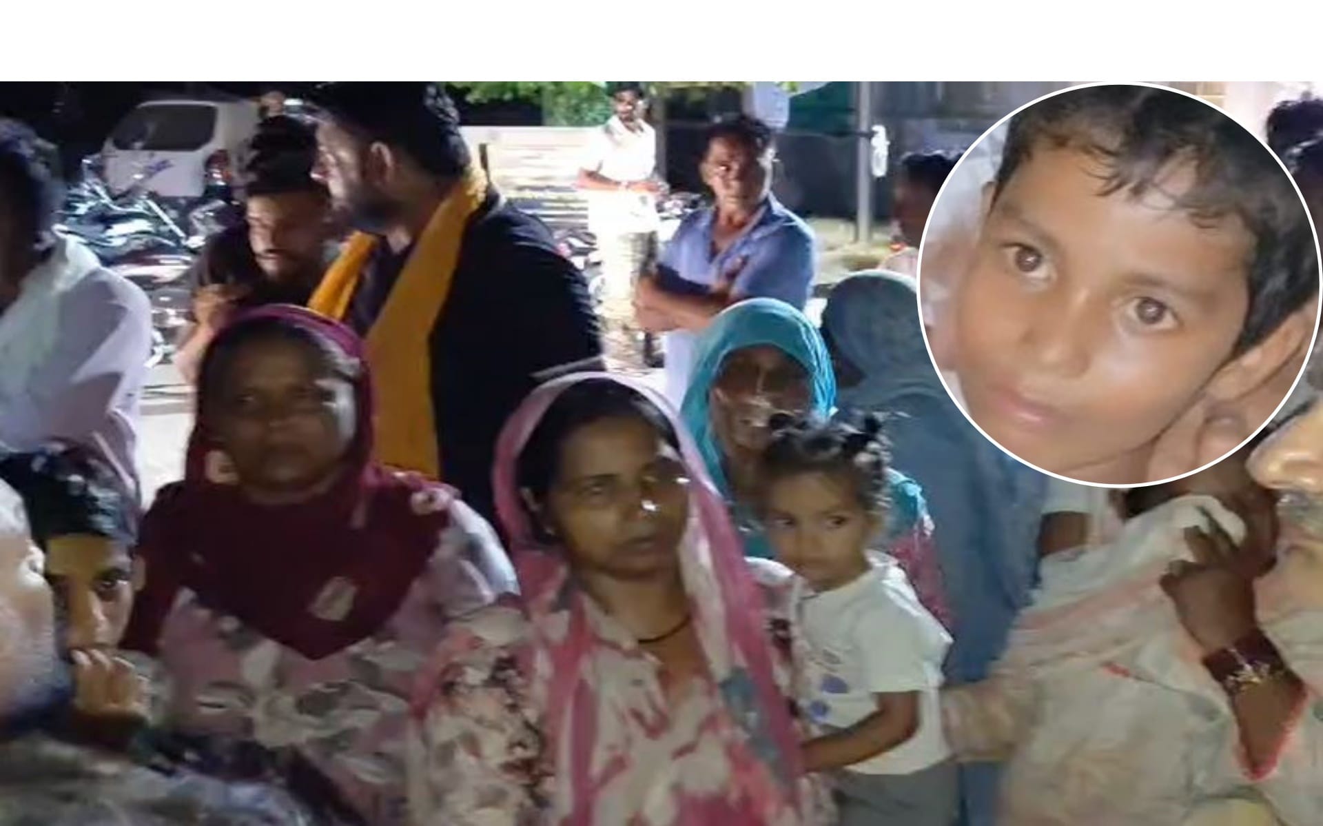 मासूम की मौत के बाद अस्पताल के बाहर जुटे परिजन