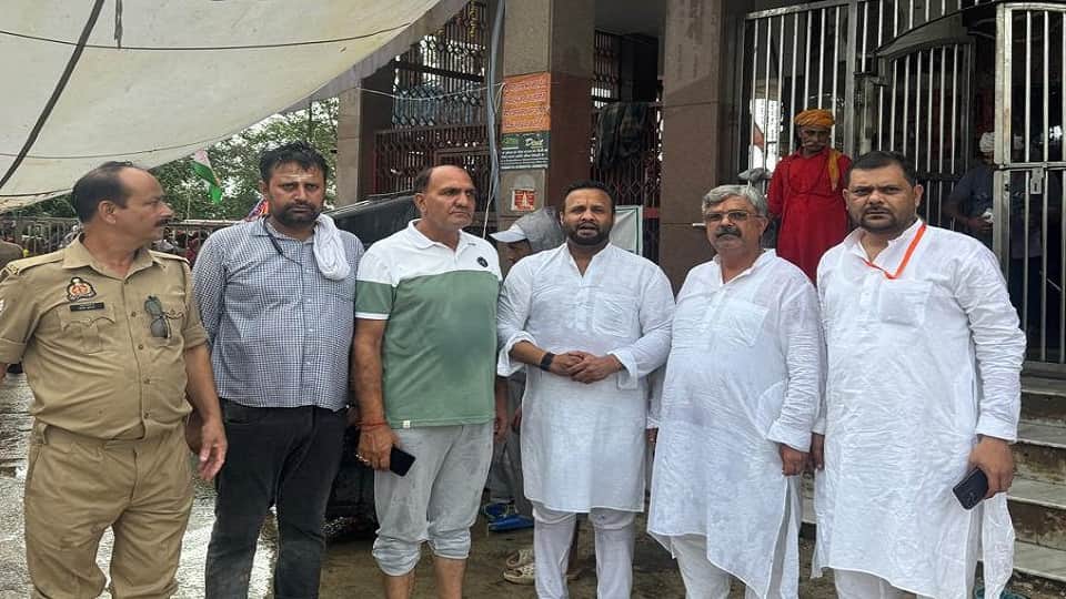 Baghpat: By evening, 20 lakh devotees performed *Jalabhishek* at Pura Mahadev; a three-kilometer-long queue