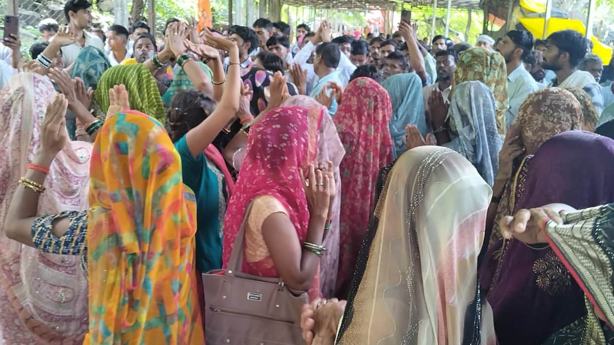 Huge Crowd of Devotees Gathers Ahead of Sawan Amavasya