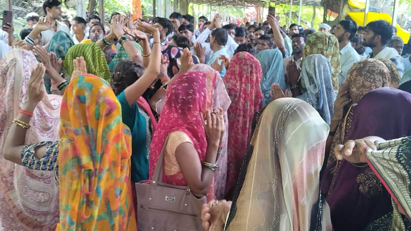 रामधुन गाते और नाचते-झूमते श्रद्धालु