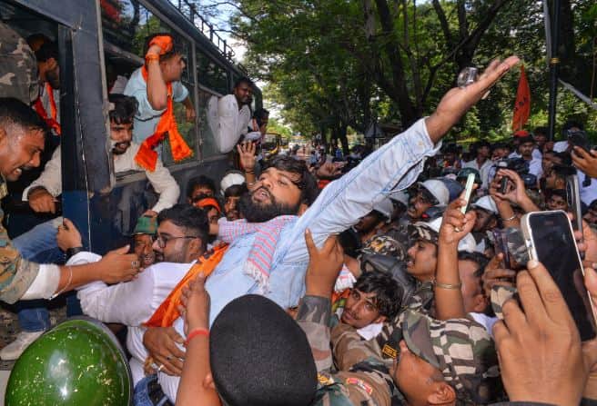 रांची में प्रदर्शन के दौरान ABVP कार्यकर्ताओं को हिरासत में लिया गया।