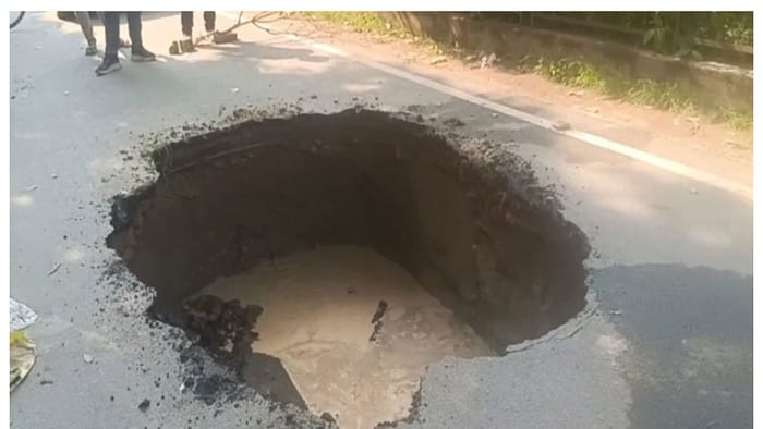 Agra: 2-Km Road in Dayalbagh Collapsed 29 Times in Four Years Faulty Sewer Line Blamed