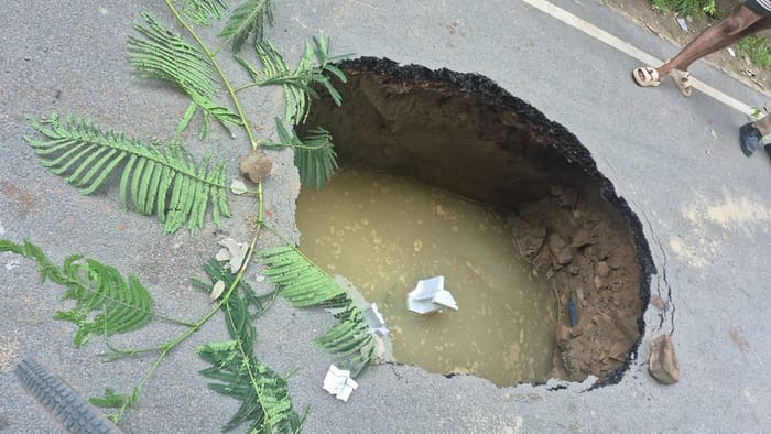 Agra: 2-Km Road in Dayalbagh Collapsed 29 Times in Four Years Faulty Sewer Line Blamed