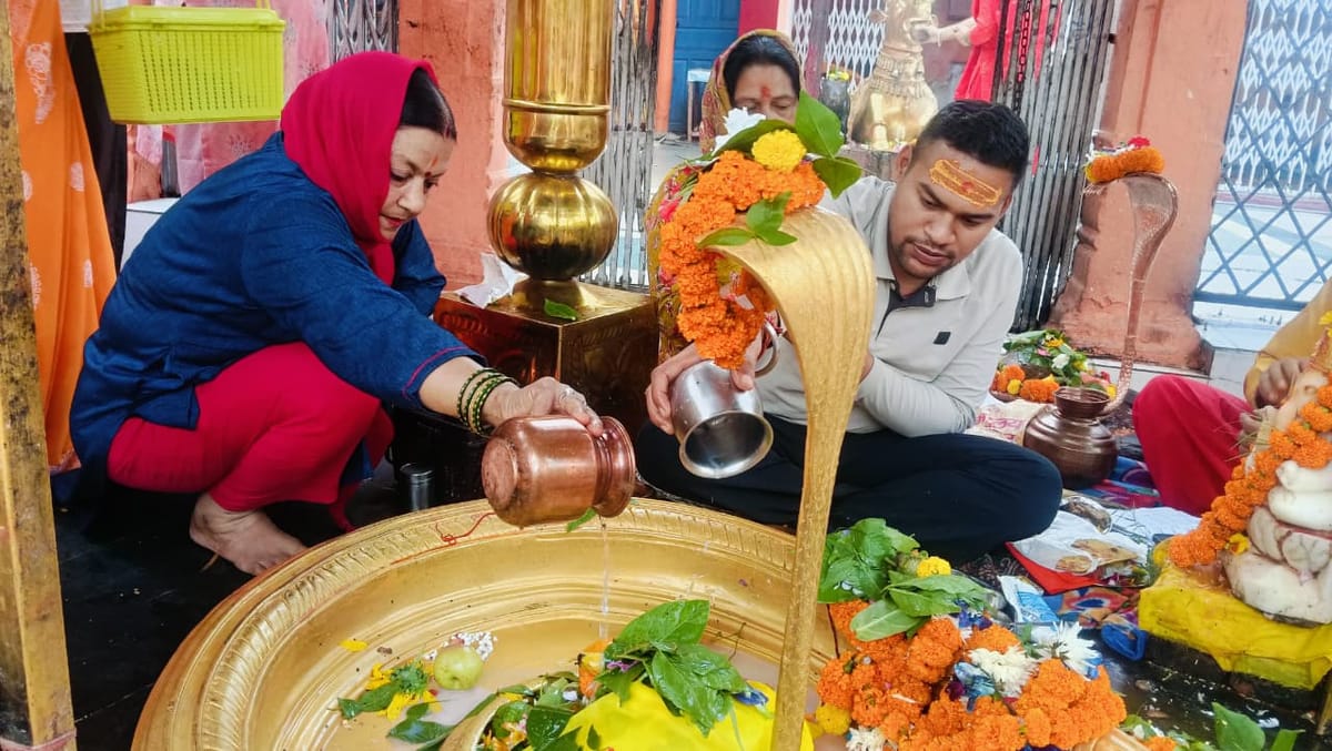 Shivratri: 135 वर्षों बाद दुर्लभ संयोगों में मनाई गई शिवरात्रि, शिवालयों में जलाभिषेक को उमड़े भोले के भक्त