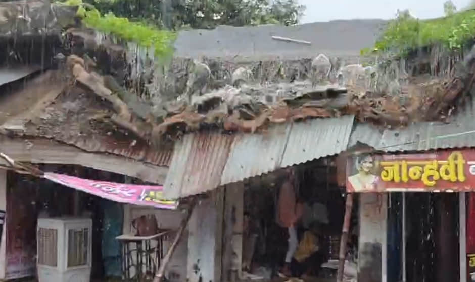 Auraiya: balcony of dilapidated shop collapsed, shopkeepers and customers narrowly escaped