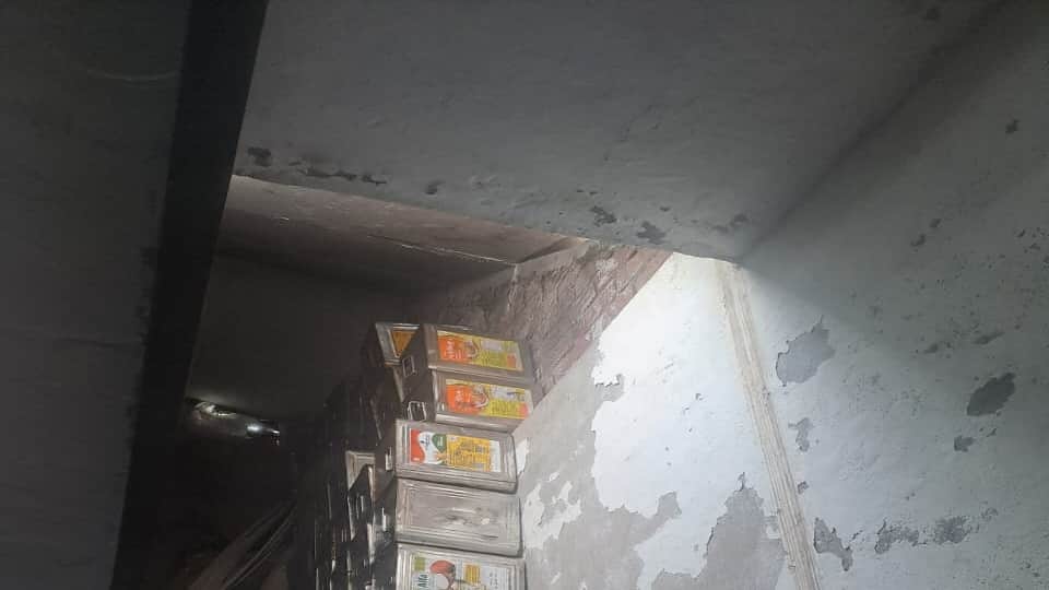दुकान की काट डाली छत