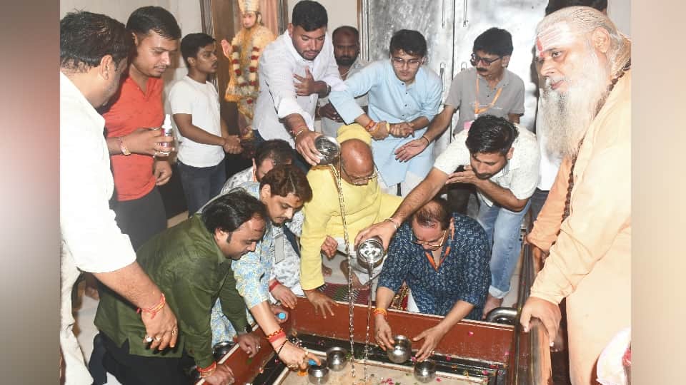 Meerut: A saffron tide surged at Aughadnath Temple; by evening, 2.5 lakh Shiva devotees performed *Jalabhishek