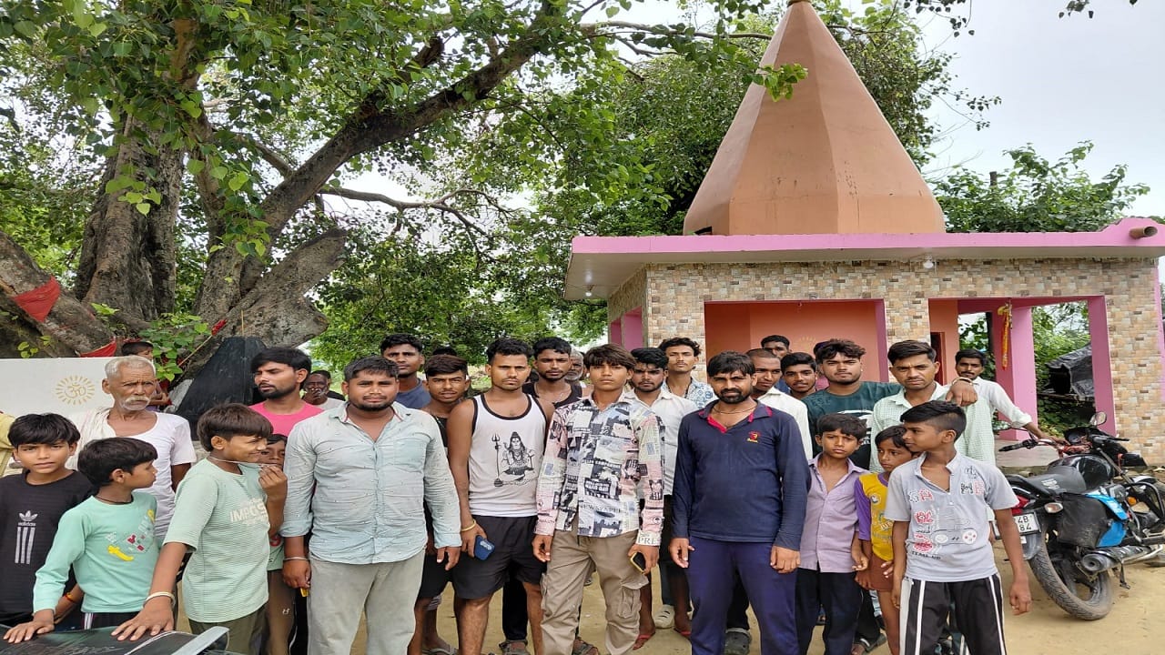 मंदिर परिसर में खड़े ग्रामीण