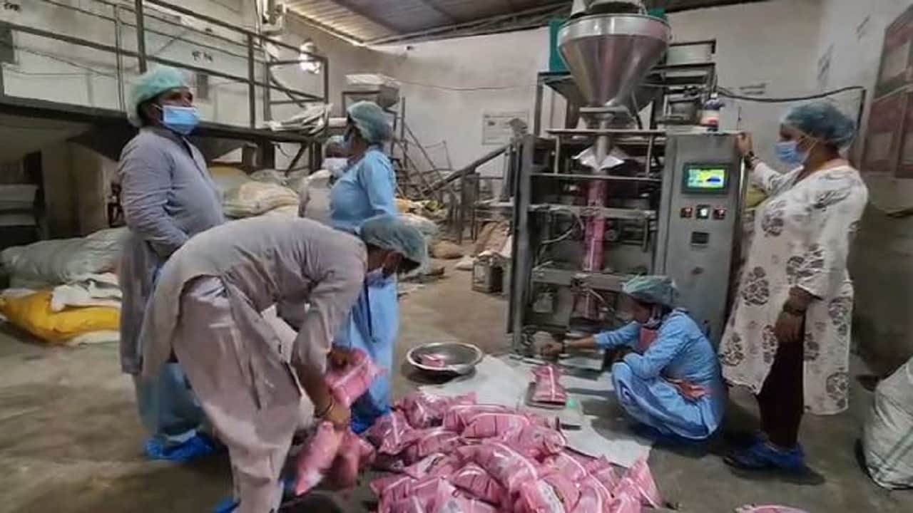 प्लांट में पुष्टाहार बनातीं महिलाएं