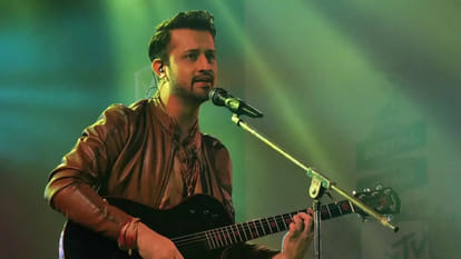 Atif Aslam sings Doorie from car sunroof after fans spot him during late night drive