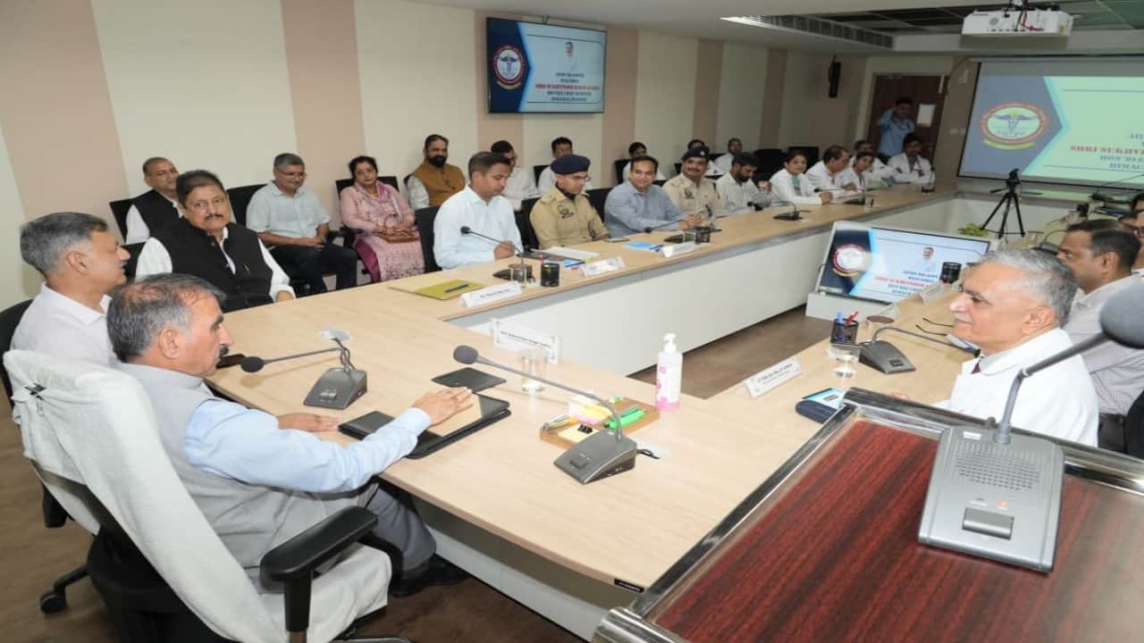 मुख्यमंत्री सुखविंद्र सिंह सुक्खू ने एम्स में अधिकारियों के साथ की बैठक।