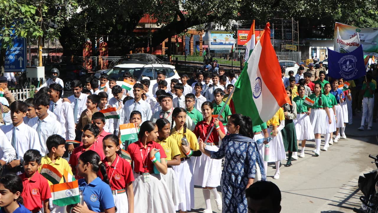 Amar Ujala Tiranga Padyatra in Dehradun Maa Tujhe Pranam event people immersed in patriotic songs Watch photos
