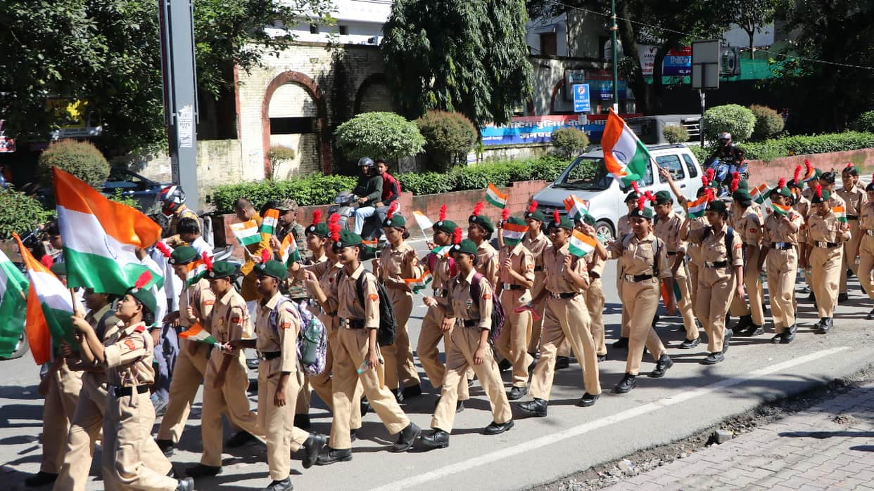 Amar Ujala Tiranga Padyatra in Dehradun Maa Tujhe Pranam event people immersed in patriotic songs Watch photos