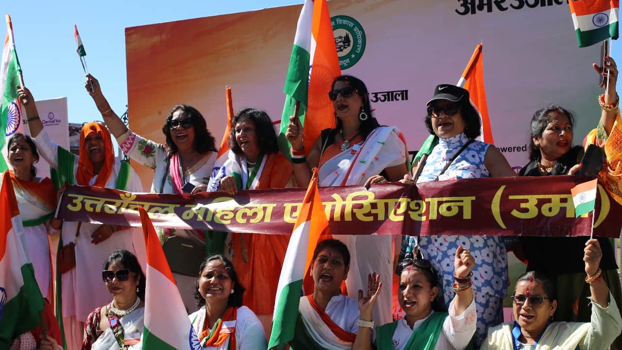 Amar Ujala Tiranga Padyatra in Dehradun Maa Tujhe Pranam event people immersed in patriotic songs Watch photos