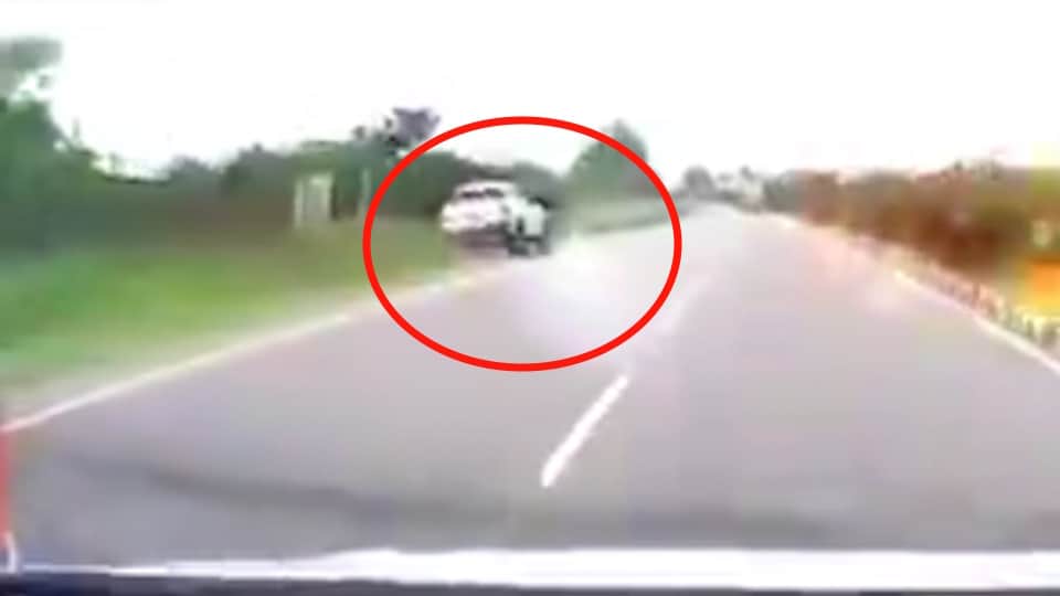 Atiq Ahmed Son Death Car suddenly went out of control and hit divider Aban vehicle video surfaces