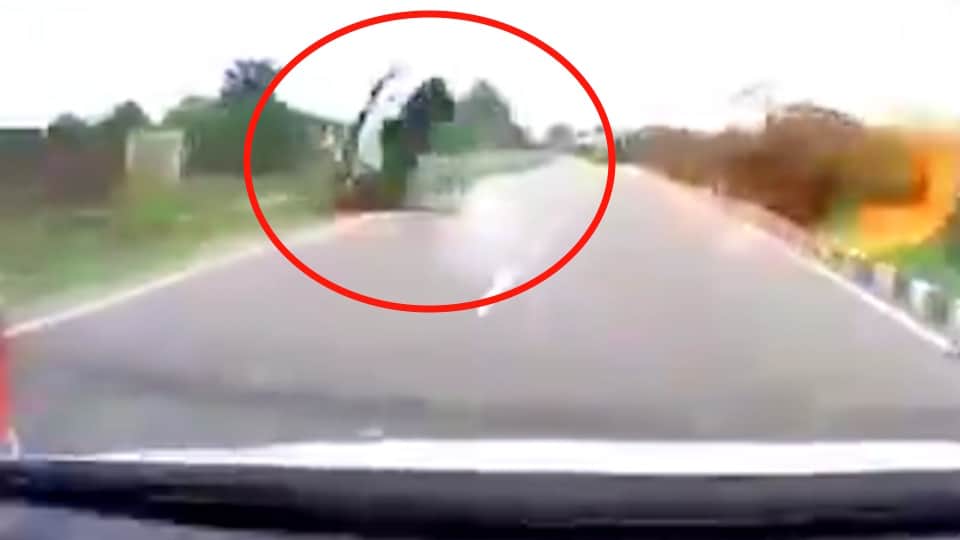 Atiq Ahmed Son Death Car suddenly went out of control and hit divider Aban vehicle video surfaces