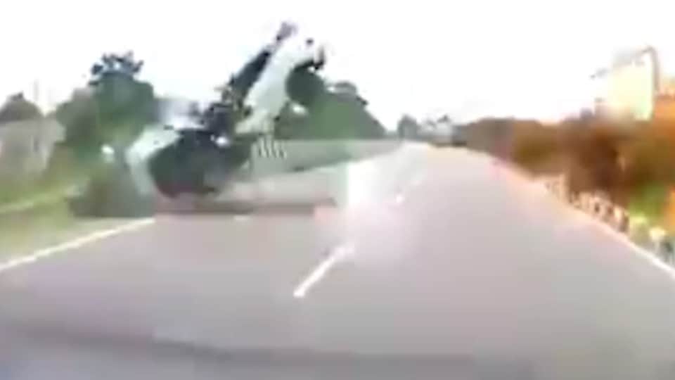 Atiq Ahmed Son Death Car suddenly went out of control and hit divider Aban vehicle video surfaces
