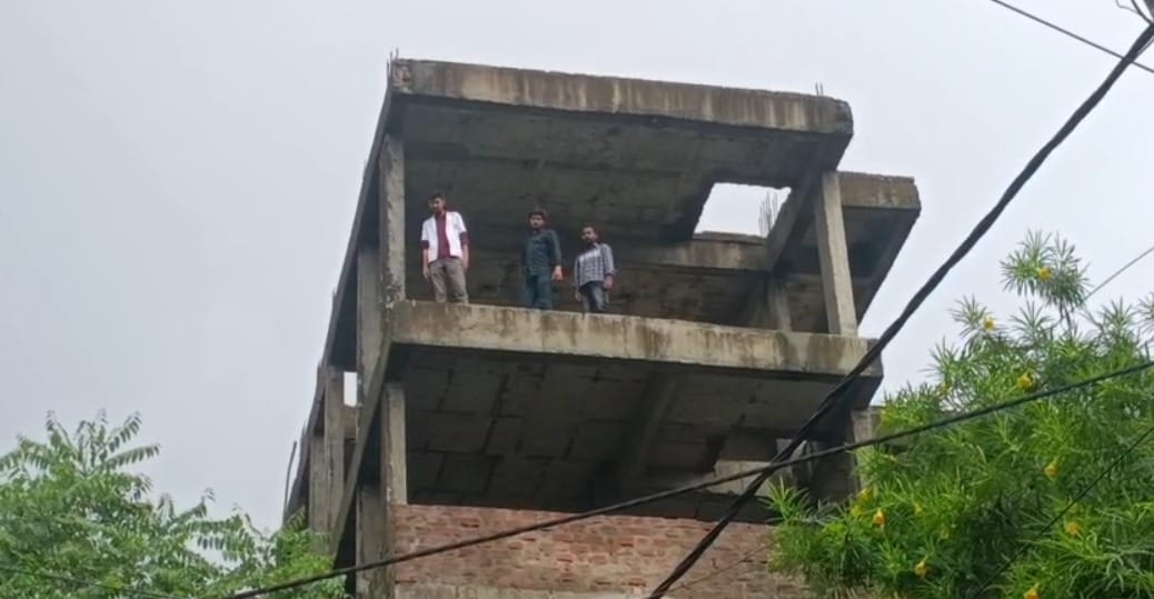 Bhopal News: Waiting 6 years for results and degrees, 3 nursing students climbed a 6-story building and attemp
