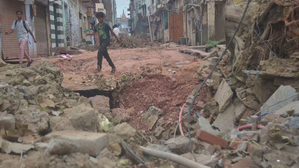Agra Roads Collapse, Deep Potholes Emerge; Water Pipelines Break During Repair Work
