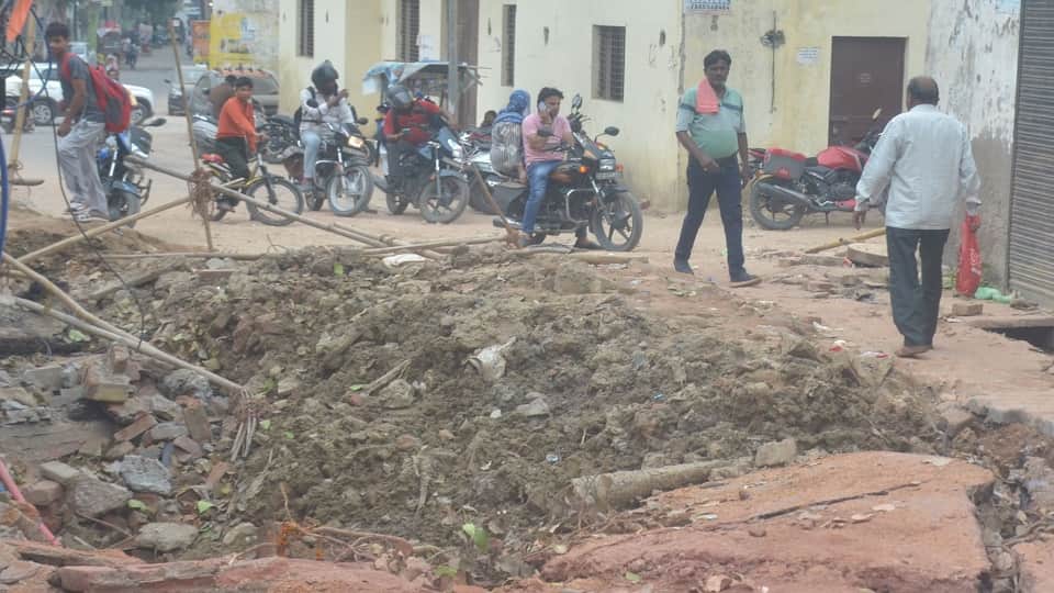 Agra Roads Collapse, Deep Potholes Emerge; Water Pipelines Break During Repair Work