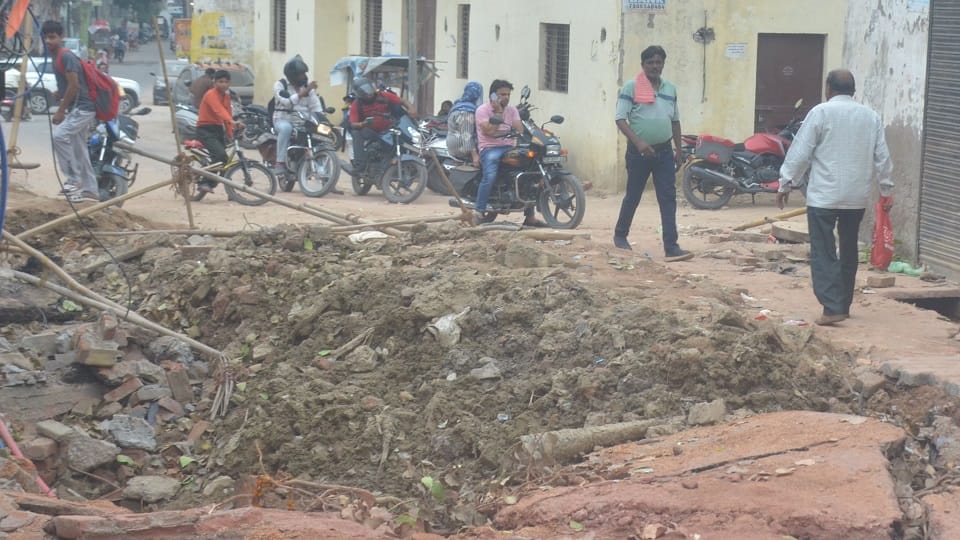 Agra Roads Collapse, Deep Potholes Emerge; Water Pipelines Break During Repair Work