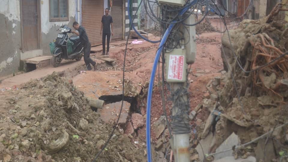 Agra Roads Collapse, Deep Potholes Emerge; Water Pipelines Break During Repair Work
