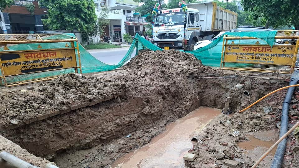 Agra Roads Collapse, Deep Potholes Emerge; Water Pipelines Break During Repair Work