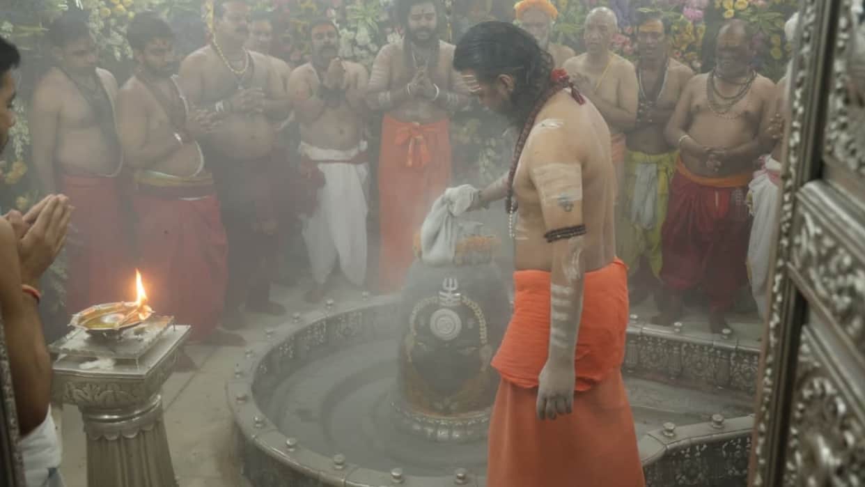 Thousands Throng Ujjain’s Mahakaleshwar Temple for Bhasma Aarti on Hariyali Amavasya