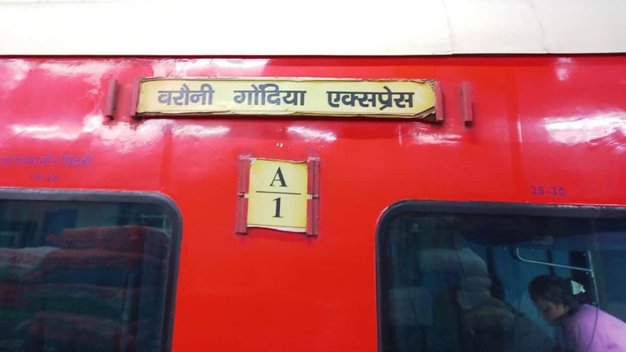 Barauni-Gondia Express overshoots red signal in Shahdol stir within Railways probe launched.