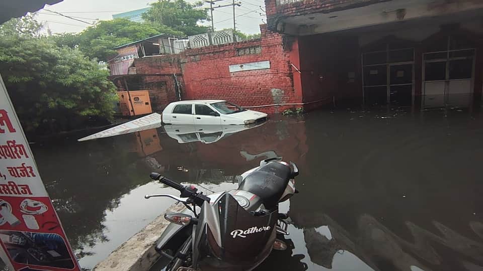 Waterlogging in Agra following 15 minutes of rain shops flooded