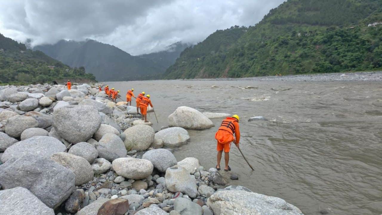 चंबा में लापता मासूम को ढूंढती एनडीआरएफ की टीम।
