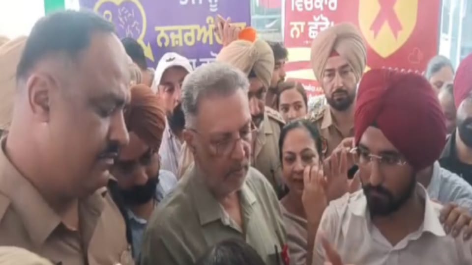 Health Minister gheraoed in Patiala universty by students