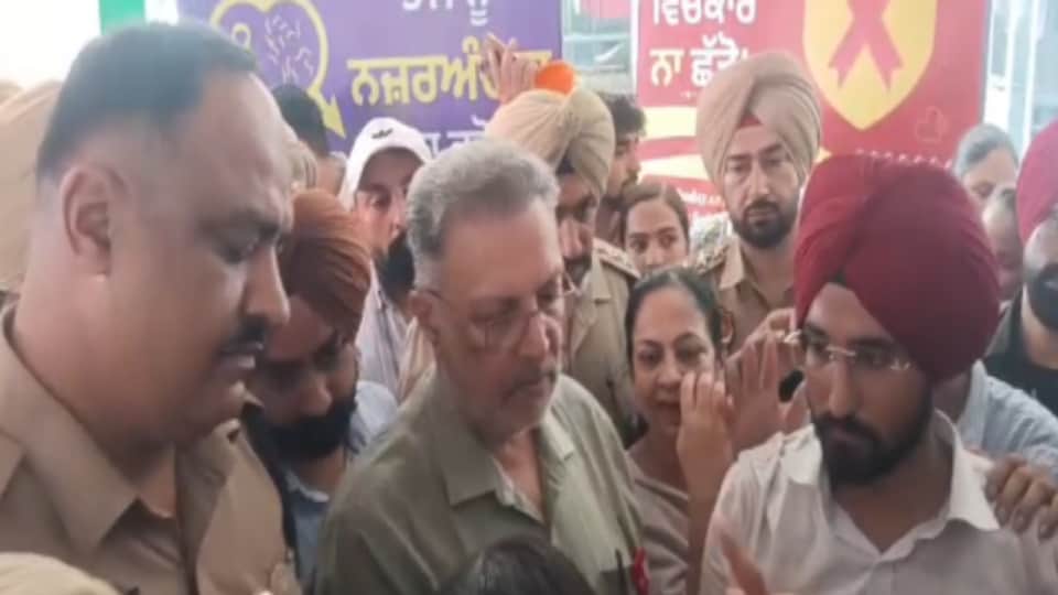 छात्रों ने किया स्वास्थ्य मंत्री का घेराव