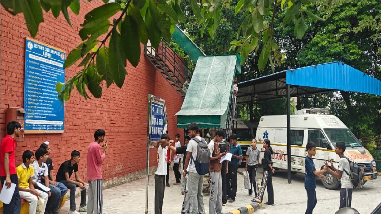 एज वेरिफिकेशन कराने पहुंचे विद्यार्थी